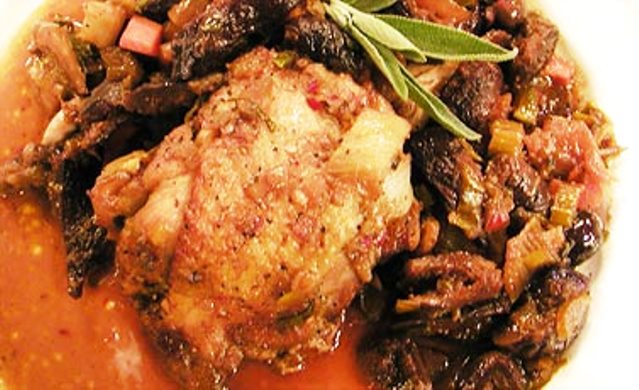 Κοτόπουλο στο φούρνο με ξερά σύκα και φασκόμηλο