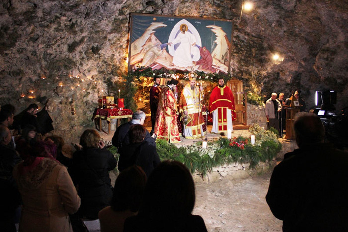 Η Χριστουγεννιάτικη λειτουργία στην σπηλιά Μαραθοκεφάλας