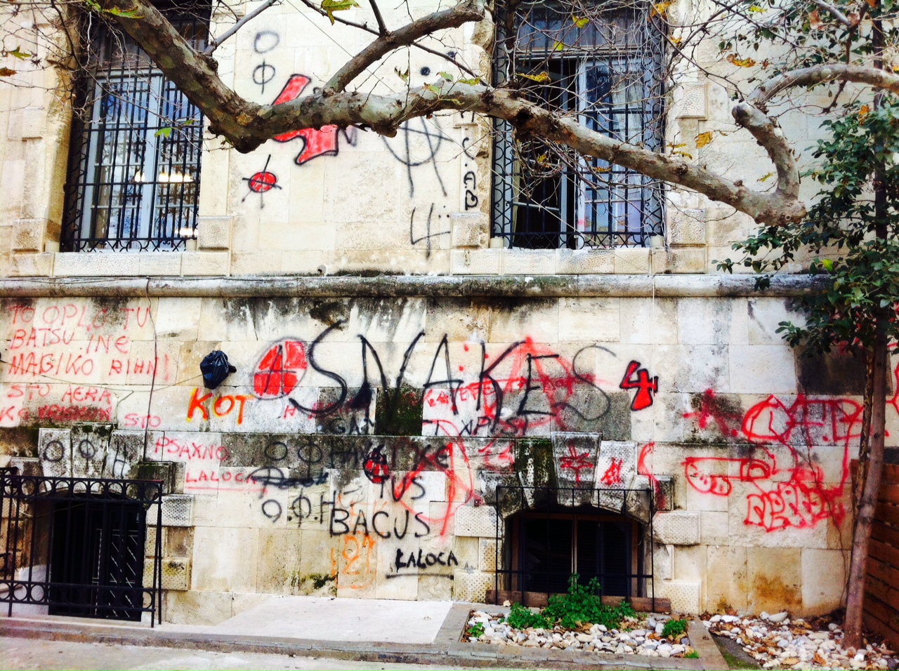 Καθαρίζουν την πόλη απο γκράφιτι και συνθήματα (φωτο)