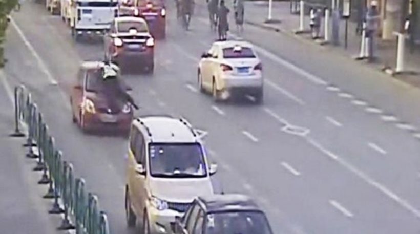 Οδηγός-«τύφλα» παρασέρνει αστυνομικό και πέφτει σε άλλο όχημα (βιντεο)
