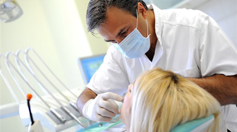 Οδοντίατροι ίσως να μόλυναν 11.000 ασθενείς με HIV και ηπατίτιδα!