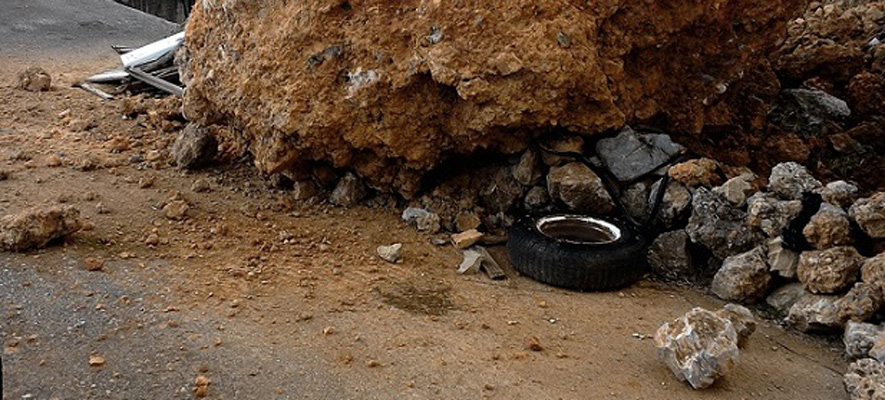 Βράχος 15 τόνων προσγειώθηκε σε ταράτσα σπιτιού στη Γέργερη (φωτο)