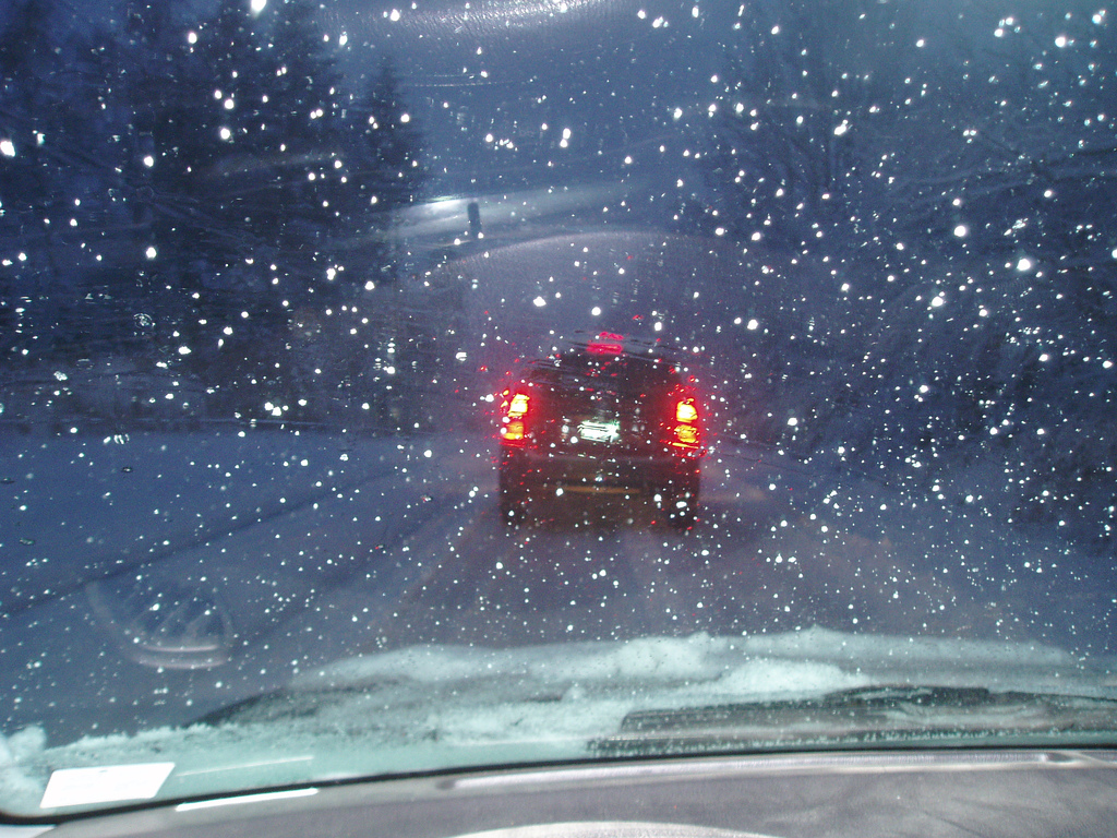 Τέσσερα άτομα εγλωβισμένα σε αυτοκίνητα στον Ομαλό από τον χιονιά