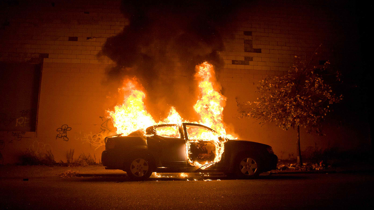 Ηράκλειο: Έβαλε τη μίζα και πήρε φωτιά το αμάξι!