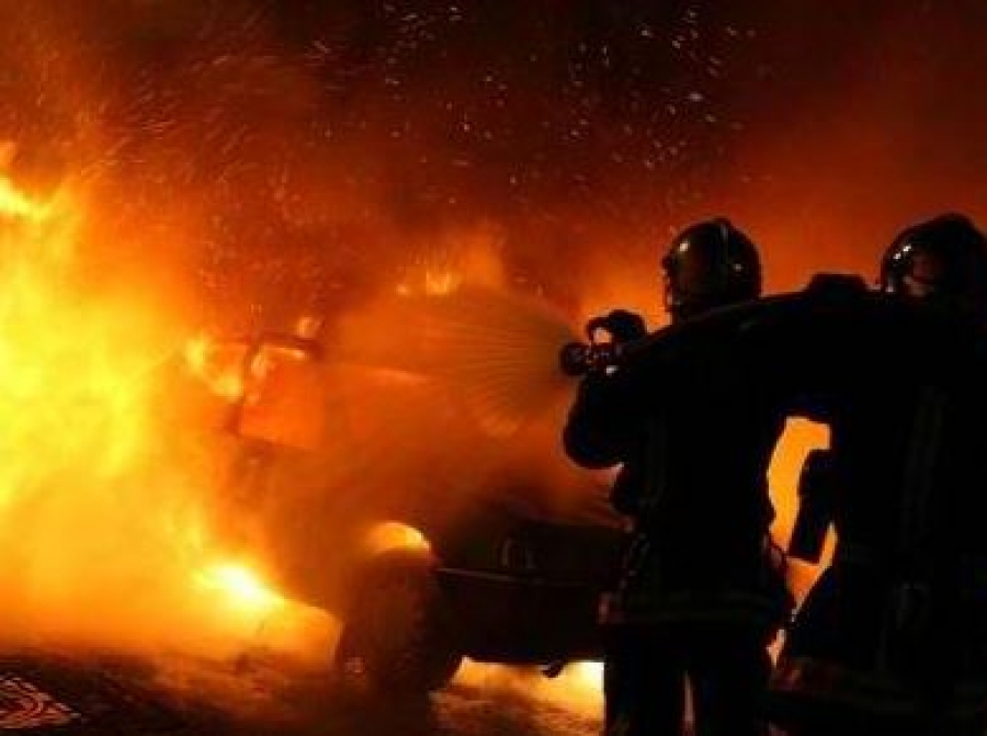 Φωτιά σε γκαράζ τα ξημερώματα στα Χανιά προκάλεσε ζημιές σε 3 οχήματα