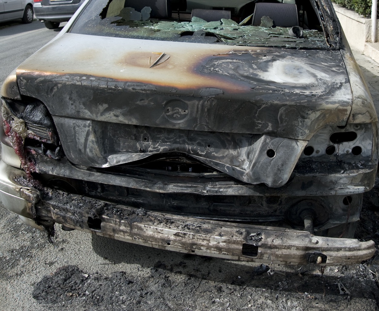 29χρονη έβαλε φωτιά σε αυτοκίνητο