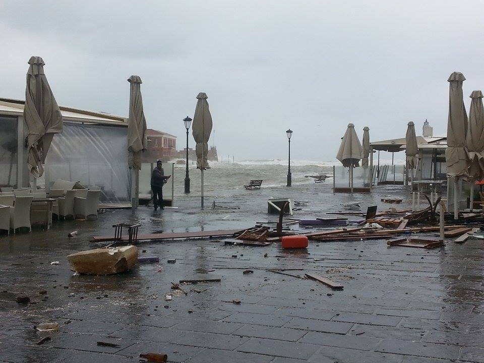 Ζημιές από τα κύματα στο Ενετικό Λιμάνι, τη Νέα Χώρα και τον Σταλό