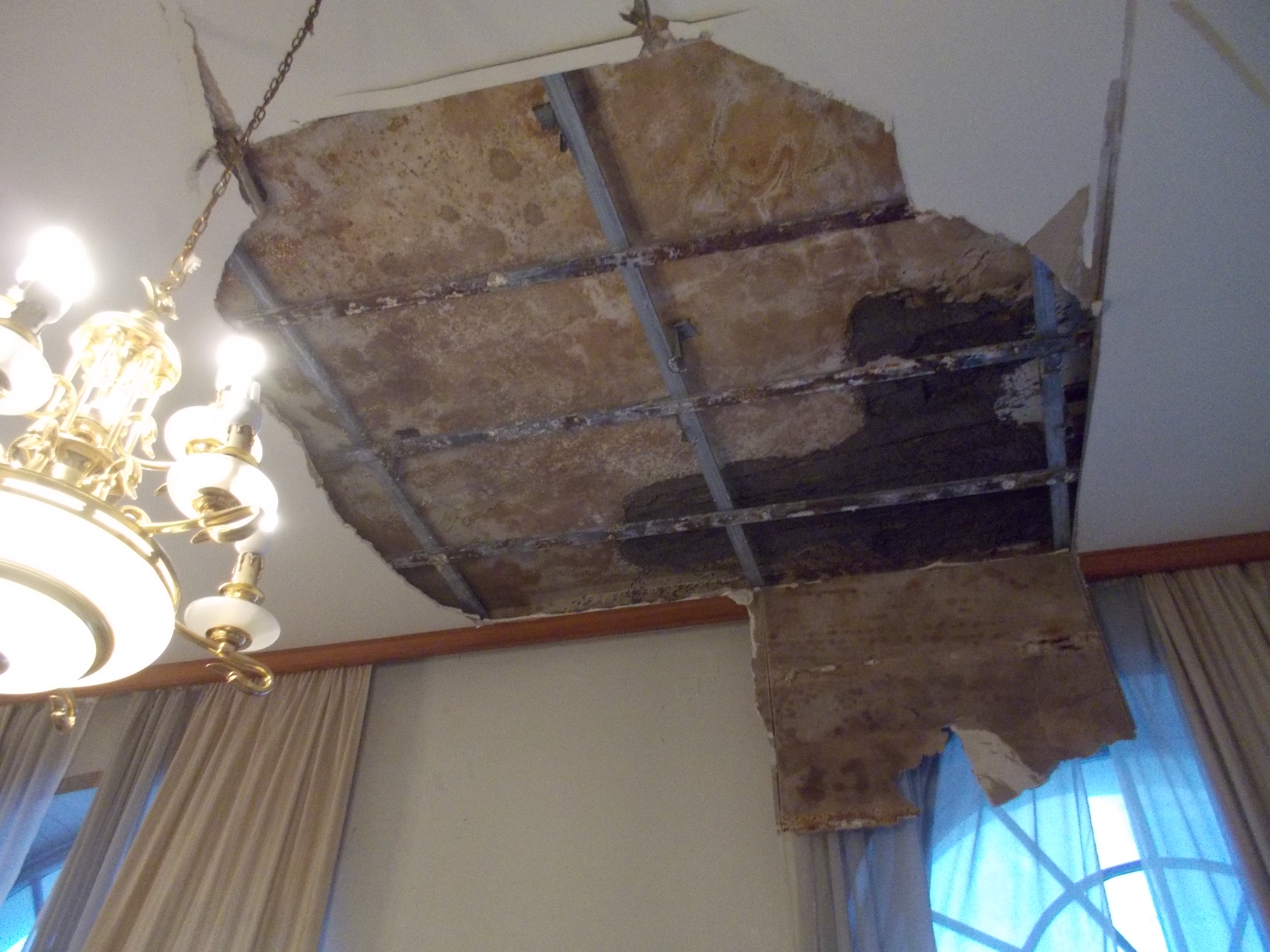 Έπεσε η οροφή στο γραφείο του Δημάρχου! (φωτο)