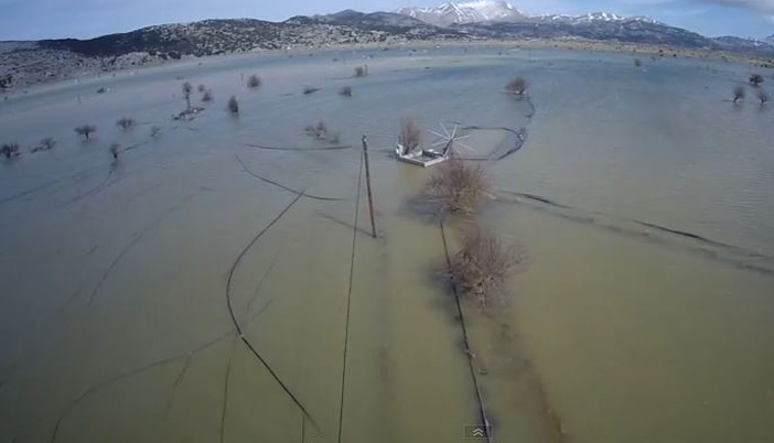 Όταν κοιτάς από ψηλά… μοιάζει το Οροπέδιο με λίμνη (βίντεο)