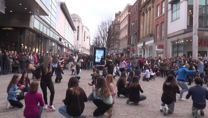 Ελληνες φοιτητές χορεύουν σε δρόμο του Μάντσεστερ (βίντεο)