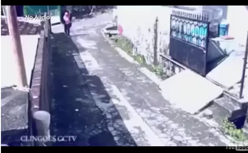 Απίστευτο βίντεο- Της κλέβει την τσάντα, του κλέβει το μηχανάκι!