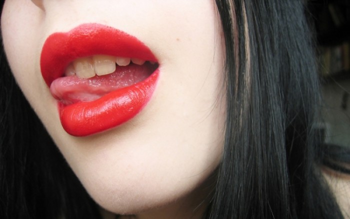 Κατακόκκινα χείλη με φυσικό τρόπο
