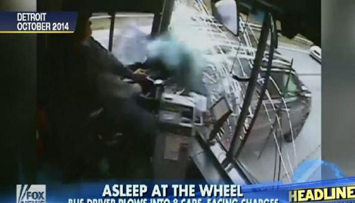 Οδηγός λεωφορείου αποκοιμήθηκε προκαλώντας ατύχημα