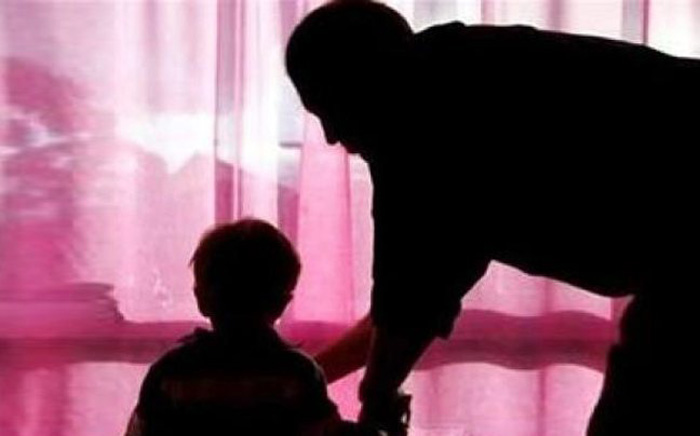 Καλοντυμένος «κύριος» πλησιάζει μικρά παιδιά στη Φθιώτιδα