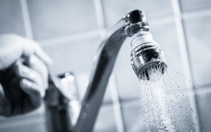 Σοβαρός κίνδυνος υγείας από τη χρήση ζεστού νερού βρύσης