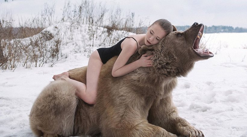 Ρωσία: Ημίγυμνα μοντέλα ποζάρουν αγκαλιά με μια αρκούδα