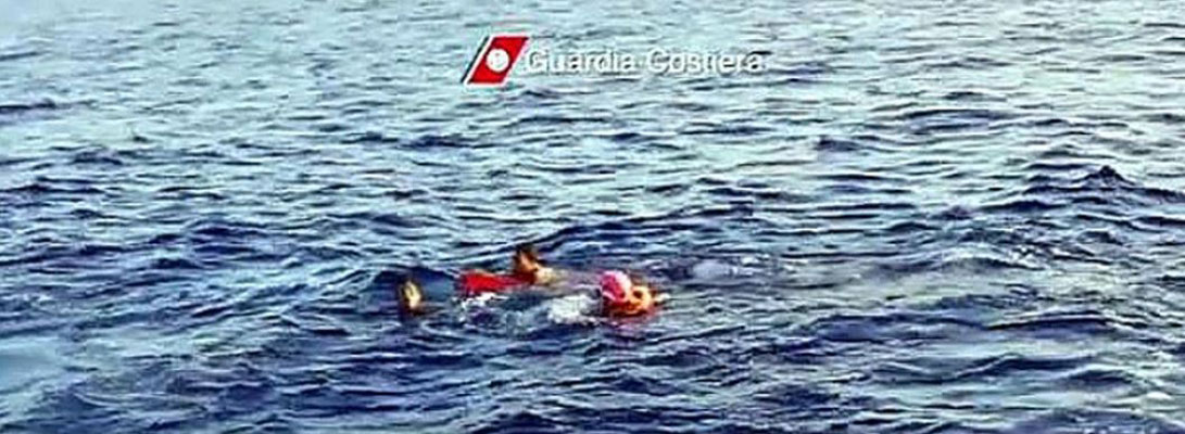 Η μεγαλύτερη προσφυγική τραγωδία στα νερά της Μεσογείου (βίντεο + φωτο)