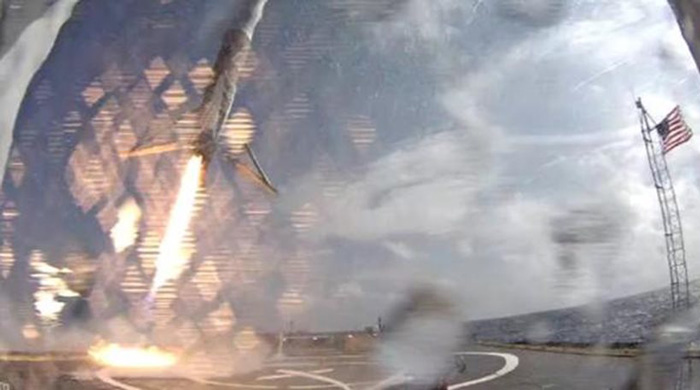 Θεαματικό βίντεο από απόπειρα προσεδάφισης πυραύλου της SpaceX
