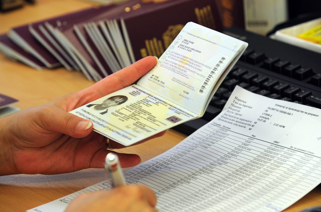 Τέσσερις συλλήψεις για πλαστά διαβατήρια σε Ηράκλειο και Χανιά