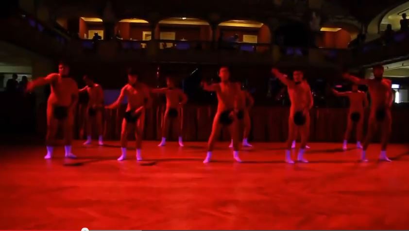Μαθητές χόρεψαν γυμνοί στο χορό της αποφοίτησης και έγιναν viral (video)