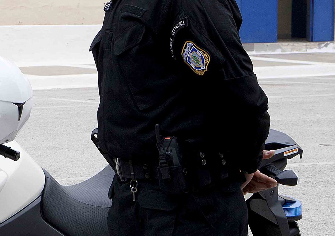 Αστυφύλακας σε κύκλωμα που εκβίαζε αλλοδαπό