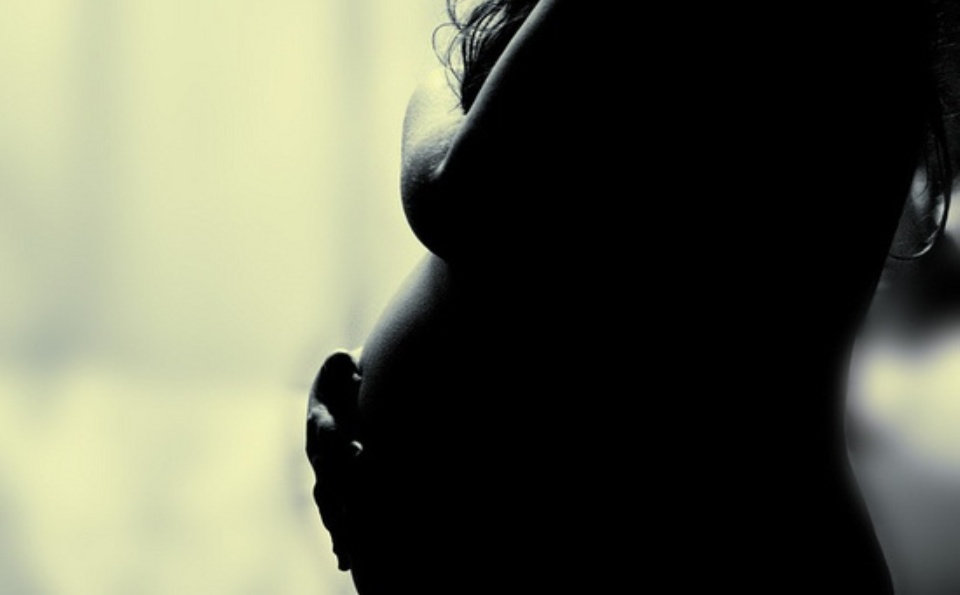 Γιατροί δεν κάνουν έκτρωση σε 10χρονη θύμα βιασμού από τον πατριό της