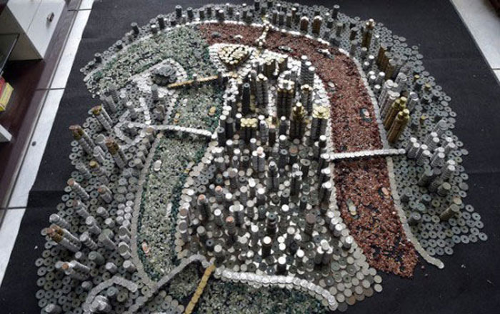 Έφτιαξε μικρογραφία της πόλης του με 50.000 νομίσματα!