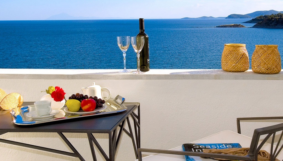«Ρήτρα χρεοκοπίας» ζητούν από τους Ελληνες ξενοδόχους οι tour operators