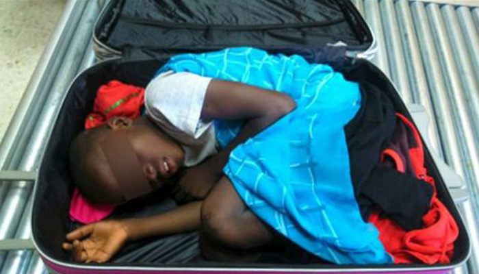 Προσωρινή άδεια παραμονής στον 8χρονο «μετανάστη της βαλίτσας»