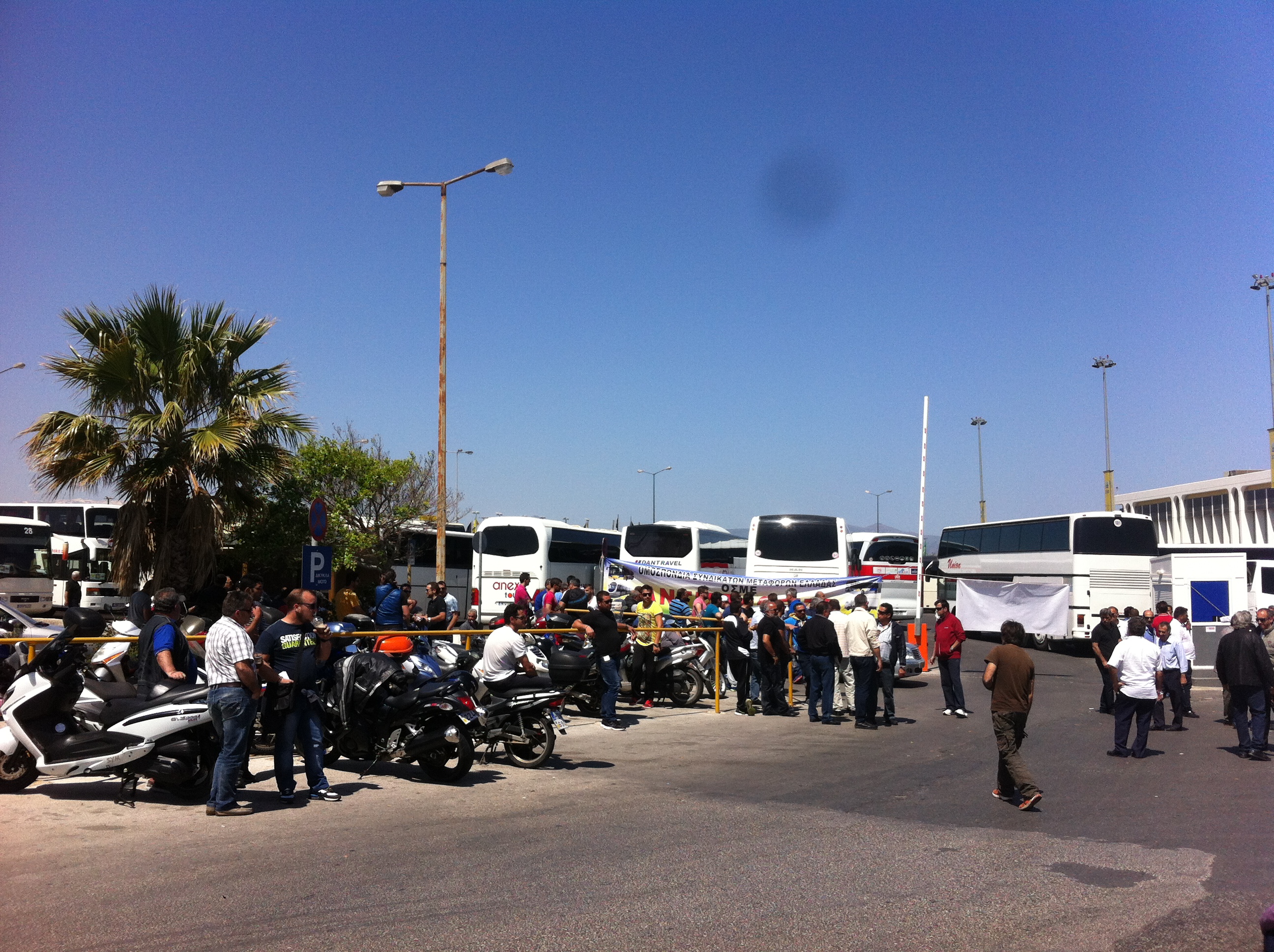 Συνεχίζεται η απεργία των οδηγών – συνάντηση στο Υπουργείο Εργασίας