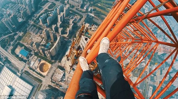 Σκαρφάλωσαν στην κορυφή του δεύτερου ψηλότερου κτηρίου στον κόσμο (βίντεο)