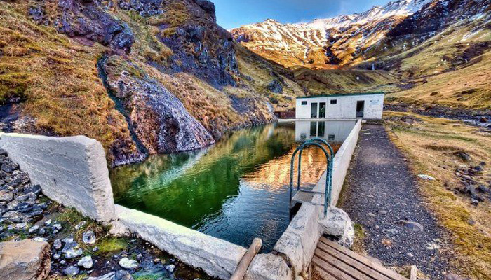 Η κρυφή πισίνα στα βουνά της Ισλανδίας