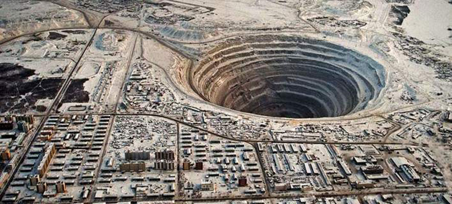 Το εγκαταλελειμμένο ορυχείο διαμαντιών που «ρουφάει» τα ελικόπτερα