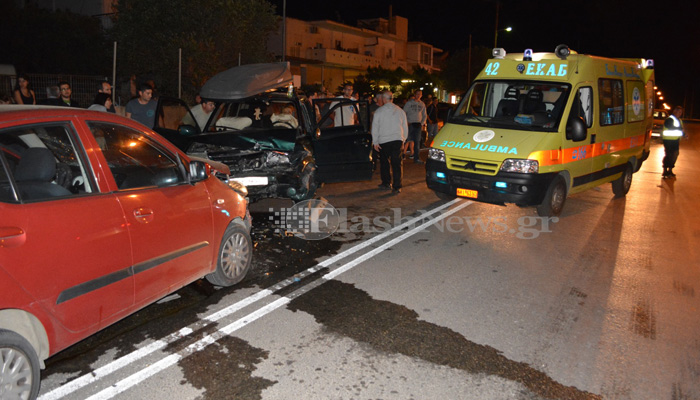 Μετωπική σύγκρουση δύο αυτοκινήτων στο Ακρωτήρι με τραυματίες (φωτο)