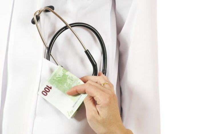 Διώξεις σε βαθμό κακουργήματος εναντίον 800 γιατρών για δωροδοκία