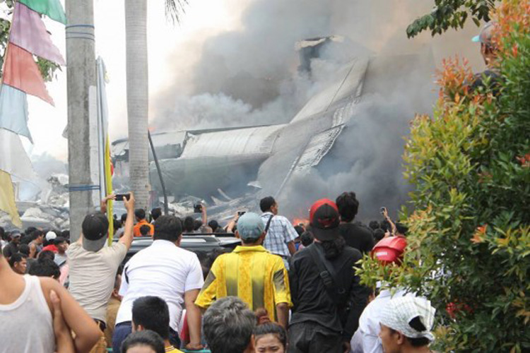 Έπεσε αεροσκάφος σε σπίτια στην Ινδονησία – Τουλάχιστον 30 νεκροί
