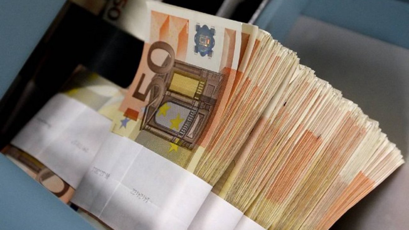 Συνεχίστηκαν οι εκροές καταθέσεων, έφυγαν 600 εκατ. ευρώ