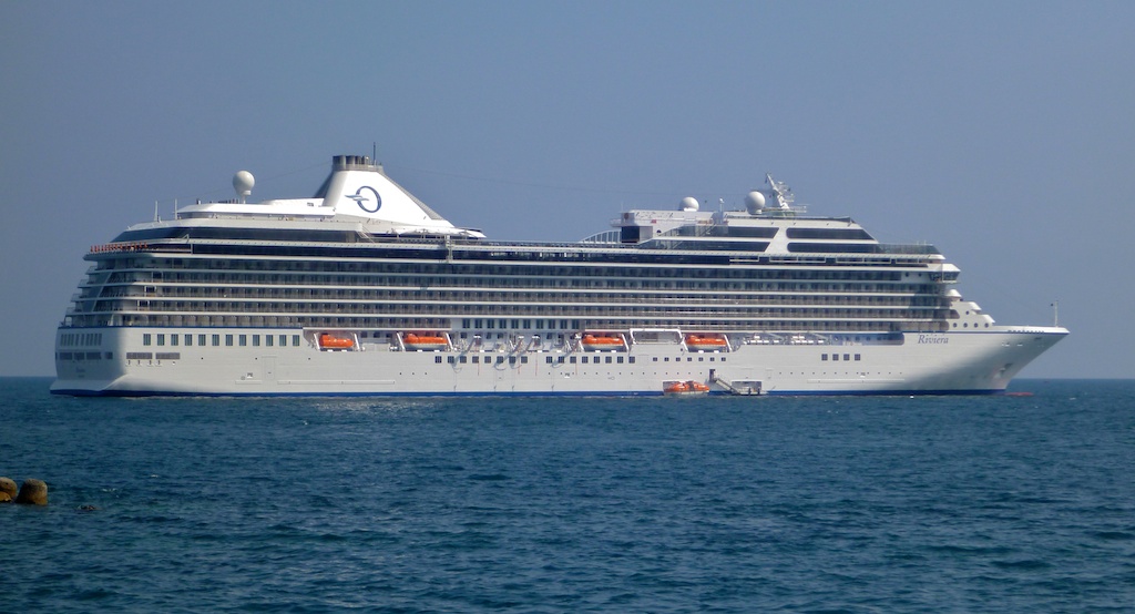 Το πολυτελές κρουαζιερόπλοιο Oceania Riviera  στο Ενετικό Λιμάνι των Χανίων