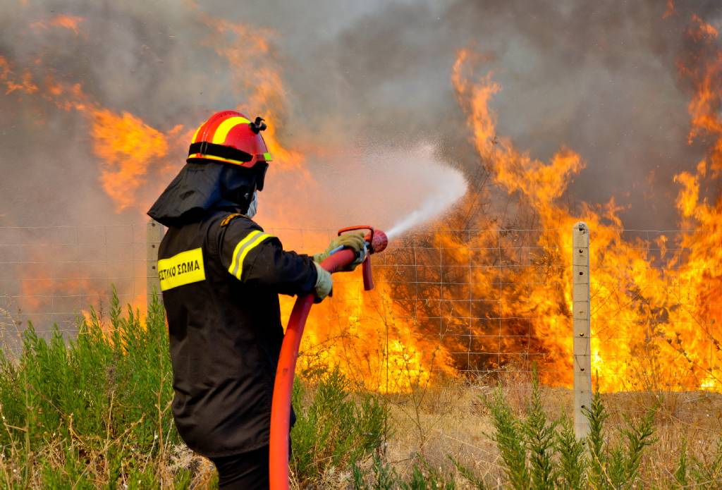 Μπαράζ πυρκαγιών δυτικά των Χανίων λόγω των ανέμων