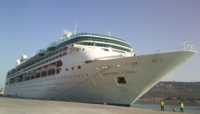 To κρουαζιερόπλοιο Rhapsody of the Seas στο λιμάνι της Σούδας