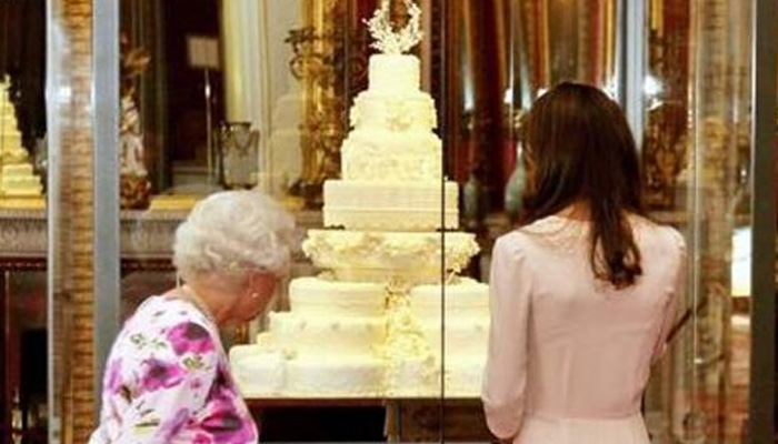 Βρετανία: Σε δημοπρασία κομμάτια από τις τούρτες πέντε βασιλικών γάμων