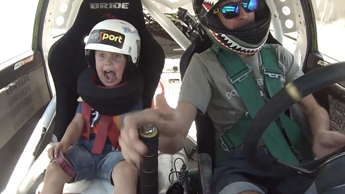 Οι αντιδράσεις ενός 5χρονου όταν ντριφτάρει μαζί με τον πατέρα του (βίντεο)