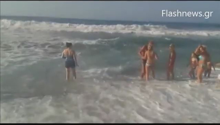 Η στιγμή που Χανιώτης ναυαγοσώστης σώζει από πνιγμό δυο τουρίστες (βίντεο)
