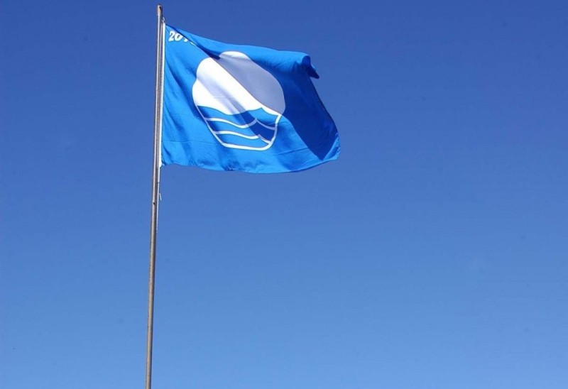 Η απομάκρυνση Γαλάζιας Σημαίας από παραλία της Ν.Χώρας προκαλεί αντιδράσεις