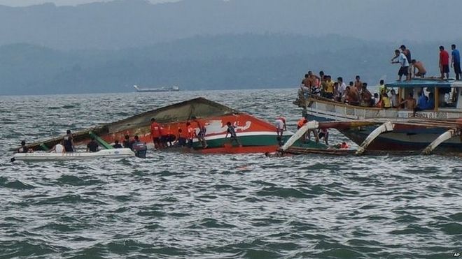 Δύτες ψάχνουν για πτώματα μετά το πολύνεκρο ναυάγιο τις Φιλιππίνες