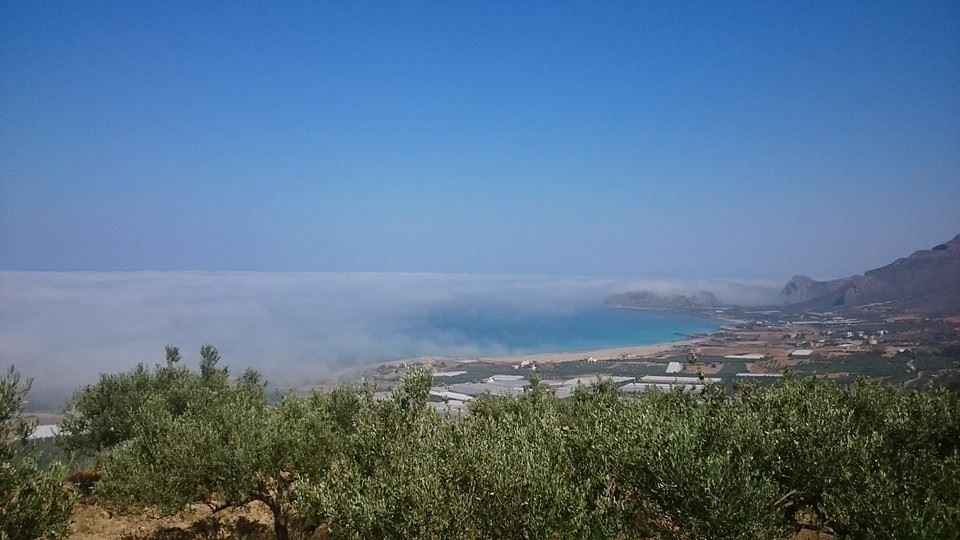 Η παραλία στα Φαλάσαρνα “σκεπάστηκε” από ομίχλη (φωτο)