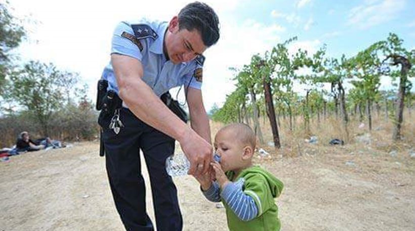 Αστυνομικός ξεδιψά παιδάκι-Σοκαριστικές φωτο απ’τα σύνορα Ελλάδας-ΠΓΔΜ