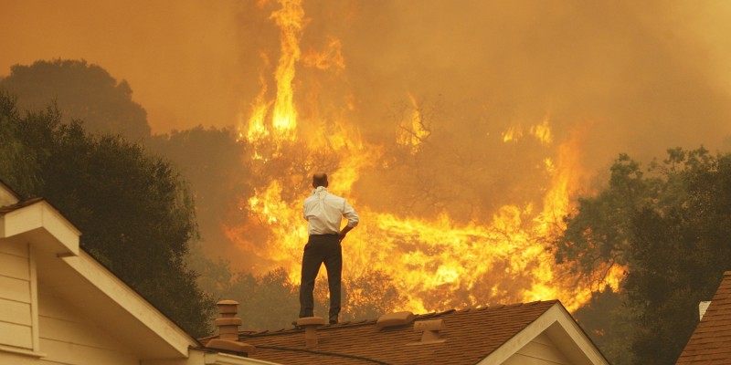 Στο έλεος των πυρκαγιών η Καλιφόρνια – Νεκρός πυροσβέστης