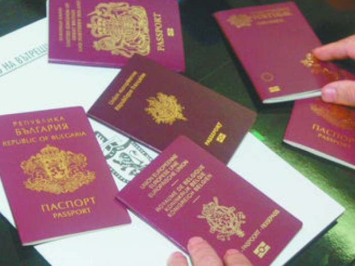 Οκτώ συλλήψεις για πλαστά διαβατήρια στο αεροδρόμιο Ηρακλείου