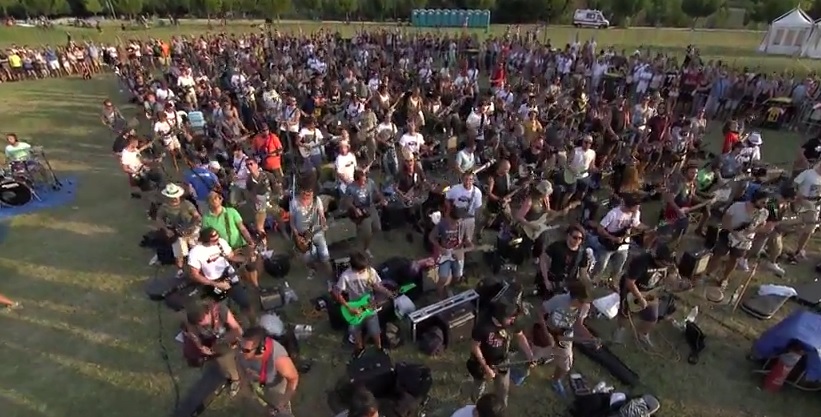 1.000 μουσικoί παίζουν ταυτόχρονα κομμάτι ροκ! (βίντεο)